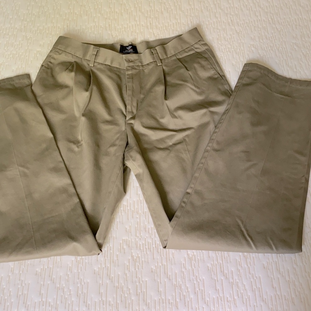 Khaki Dockers pleated front slacks